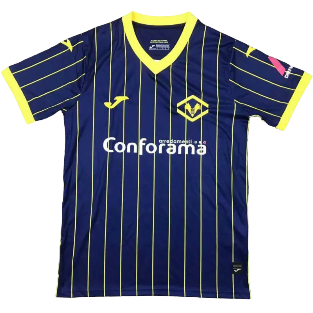 La maglia dell'Hellas Verona 2024-2025 omaggia lo Scudetto La maglia dell'Hellas Verona 2024-2025 omaggia lo Scudetto